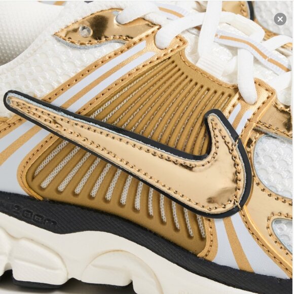 Nike Zoom Vomero 5 Gold Sneakers - Picture 4 of 9